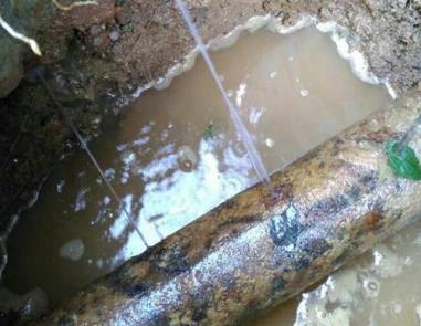 炉霍楼顶渗水维修公司分享下地暖漏水的原因及检测方法。